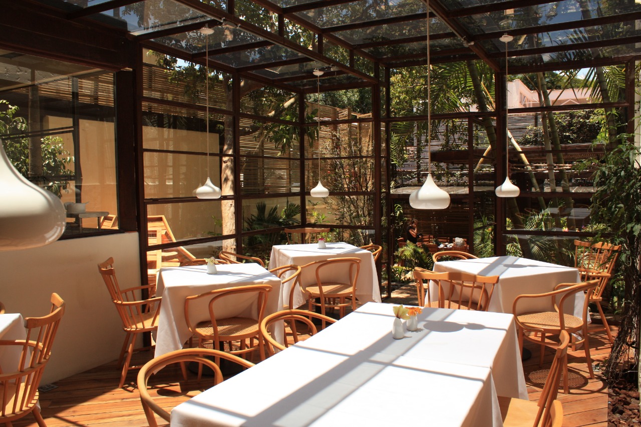 Restaurante — arquitectura comercial interior con jardín